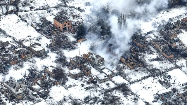 Une vue aérienne de bombardements lourds dans la ville de Bakhmout (Ukraine-Est). [Keystone/AP Photo - Libkos]