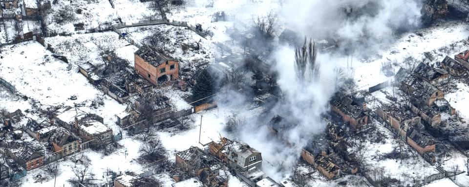 Une vue aérienne de bombardements lourds dans la ville de Bakhmout (Ukraine-Est). [Keystone/AP Photo - Libkos]