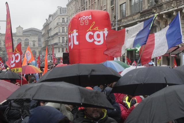 Des manifestants se rassemblent à Lille, dans le nord de la France, pour protester contre la réforme des retraites. [AP Photo - Michel Spingler]