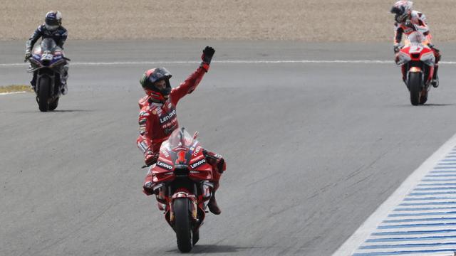 Francesco Bagnaia a pu lever les bras à Jerez de la Frontera. [KEYSTONE - Jose Manuel Vidal]