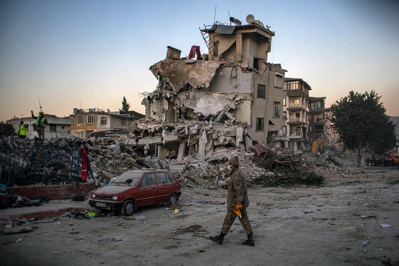 Un immeuble détruit à Hatay, en Turquie. [Keystone - EPA/Martin Divisek]