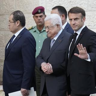 Emmanuel Macron et le Président palestinien Mahmoud Abbas. [Keystone - AP Photo/Christophe Ena, Pool]