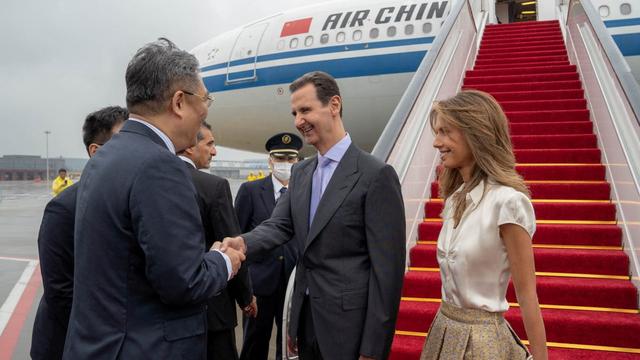 Le président syrien Bachar al-Assad et son épouse Asma sont accueillis à leur arrivée à l'aéroport de Hangzhou, en Chine, le 21 septembre 2023. [reuters - Présidence syrienne]