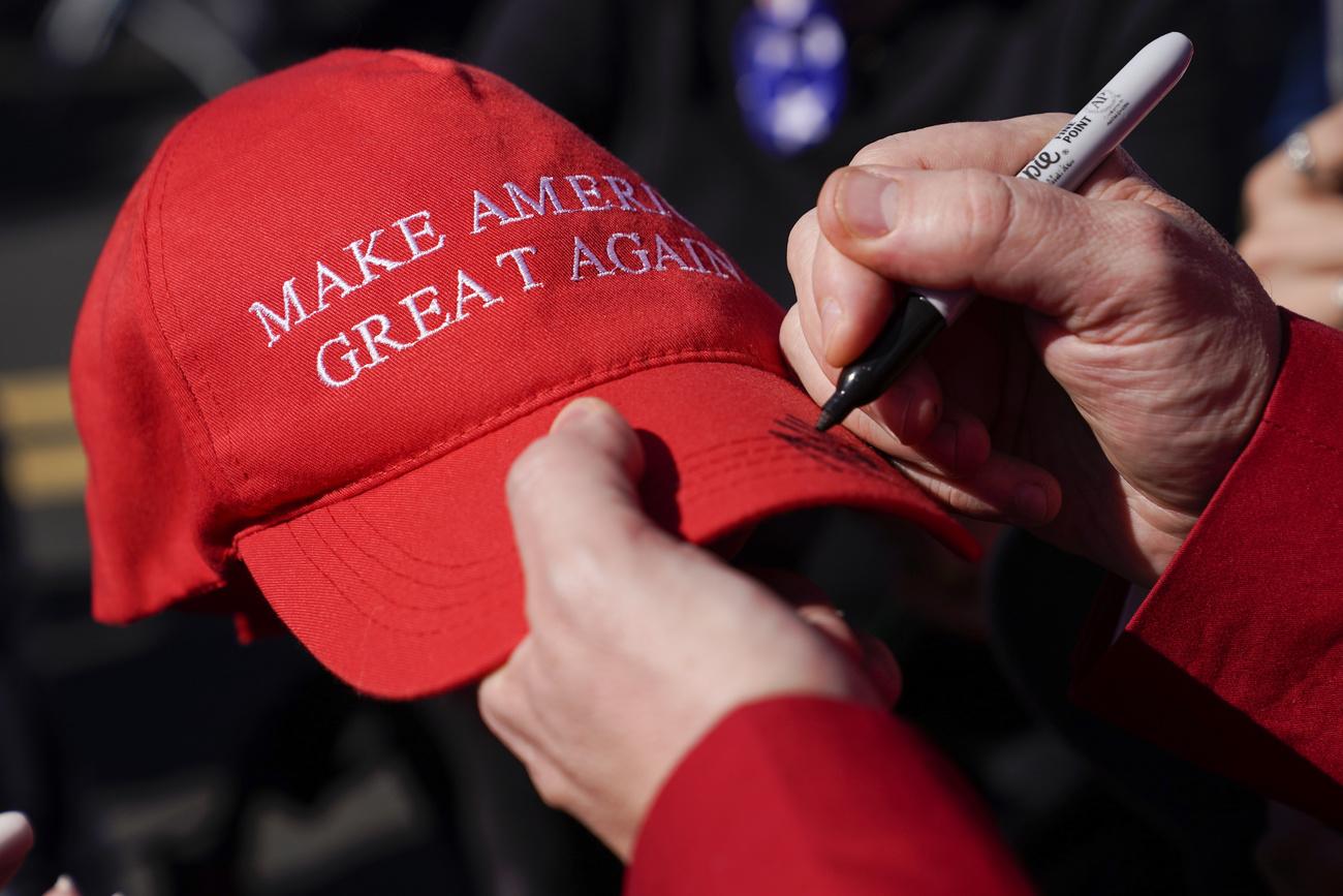 La casquette rouge au nom de Trump était bien présente lors du premier meeting de l'ancien président. [KEYSTONE - Nathan Howard]