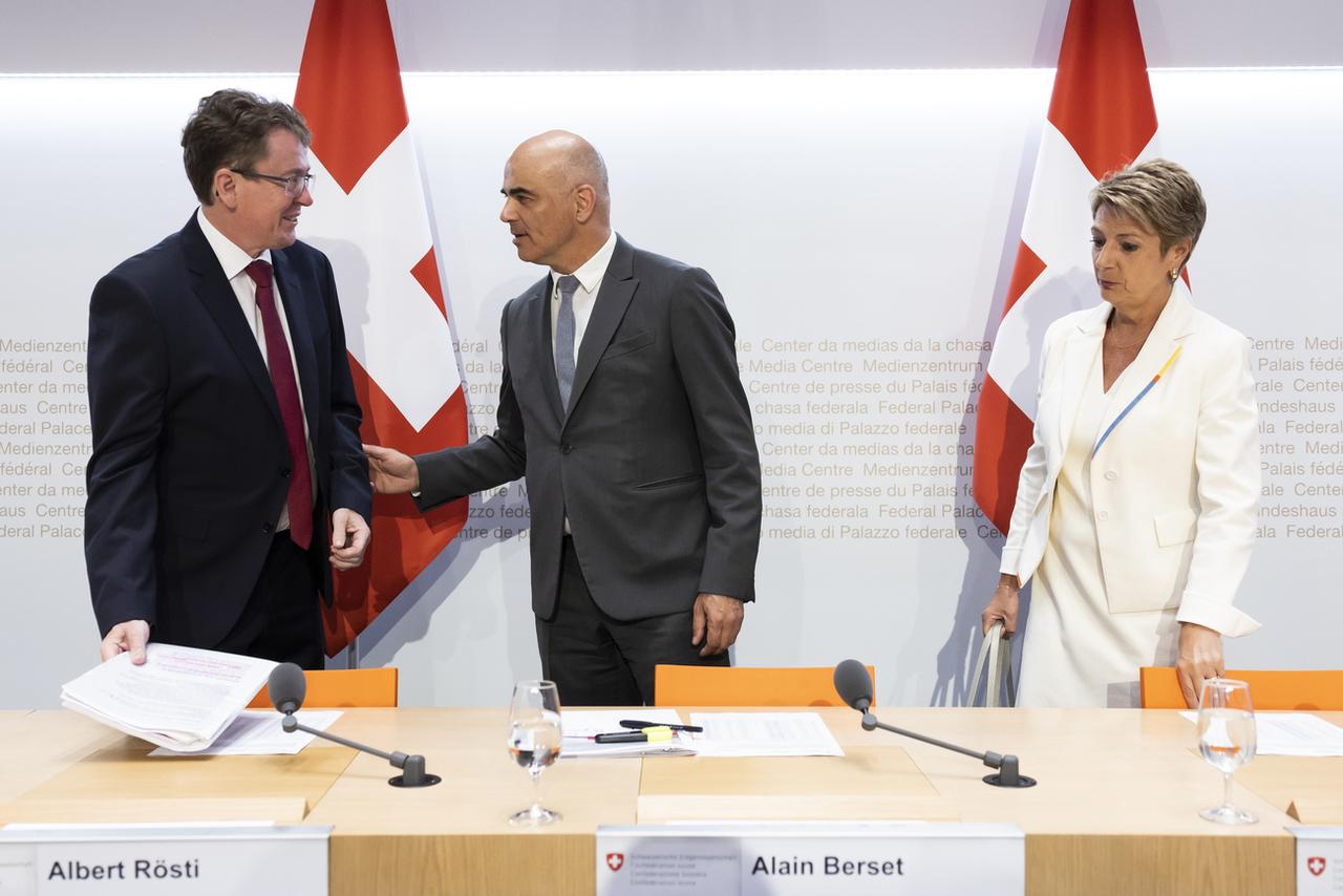 De gauche à droite: les membres du Conseil fédéral Albert Rösti, Alain Berset et Karin Keller-Sutter, juste avant la conférence de presse concernant les résultats des votations du 18 juin 2023. [Keystone - Peter Klaunzer]