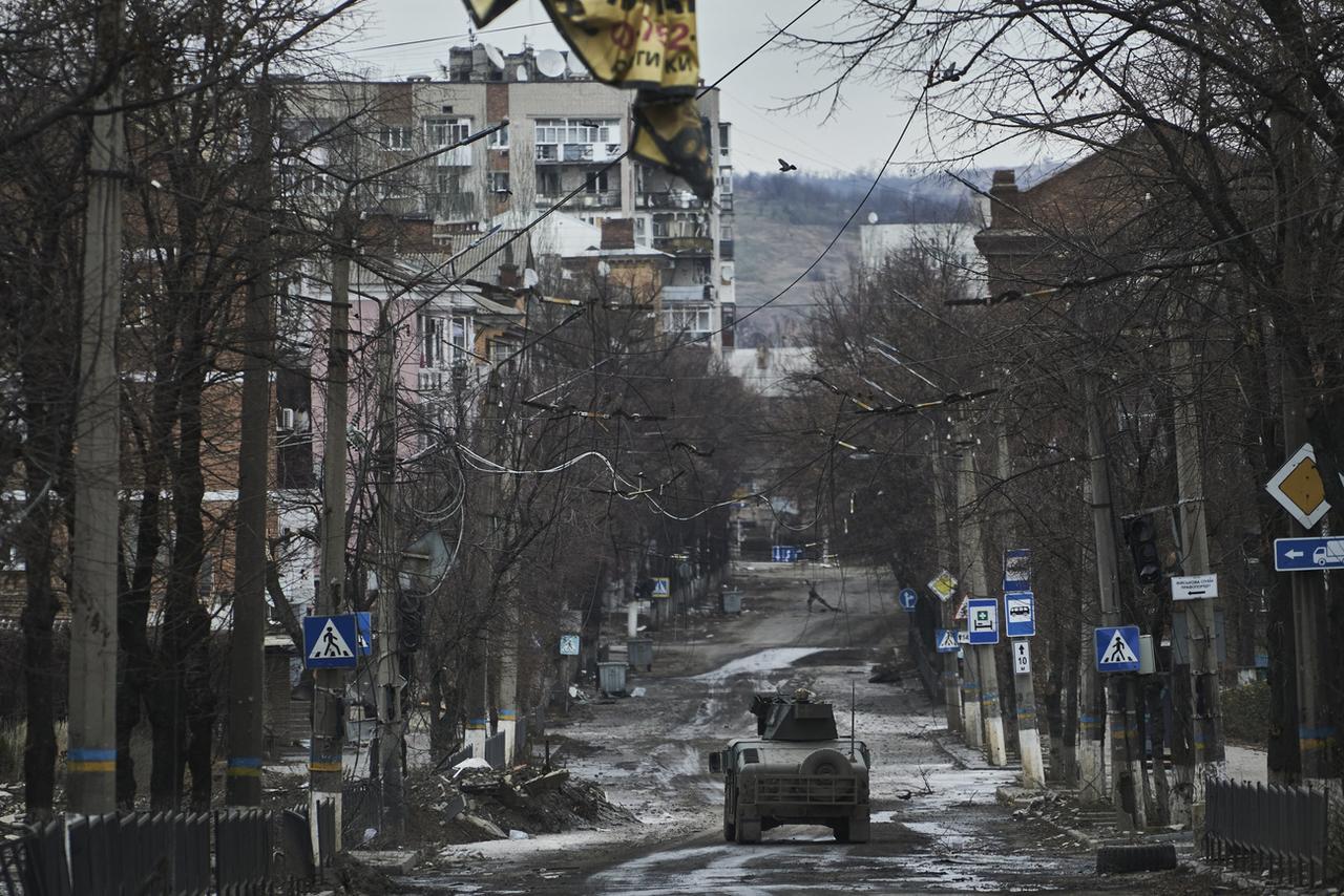 Des soldats ukrainiens dans un humvee dans les rues de Bakhmout. [AP Photo - Libkos]