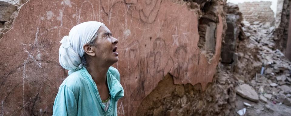 Une femme réagit devant sa maison endommagée par le tremblement de terre dans la vieille ville de Marrakech, le 9 septembre 2023. [AFP - FADEL SENNA]