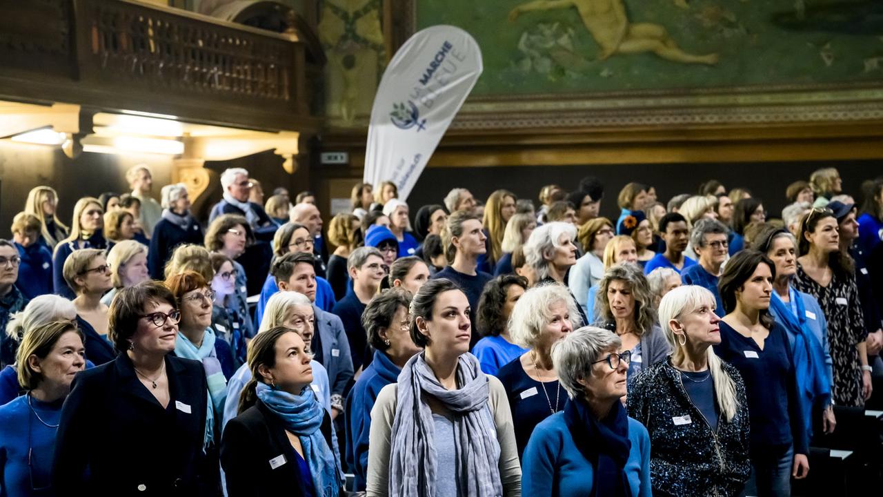 Des participantes lors du lancement public de "La Marche Bleue". [Keystone - Jean-Christophe Bott]