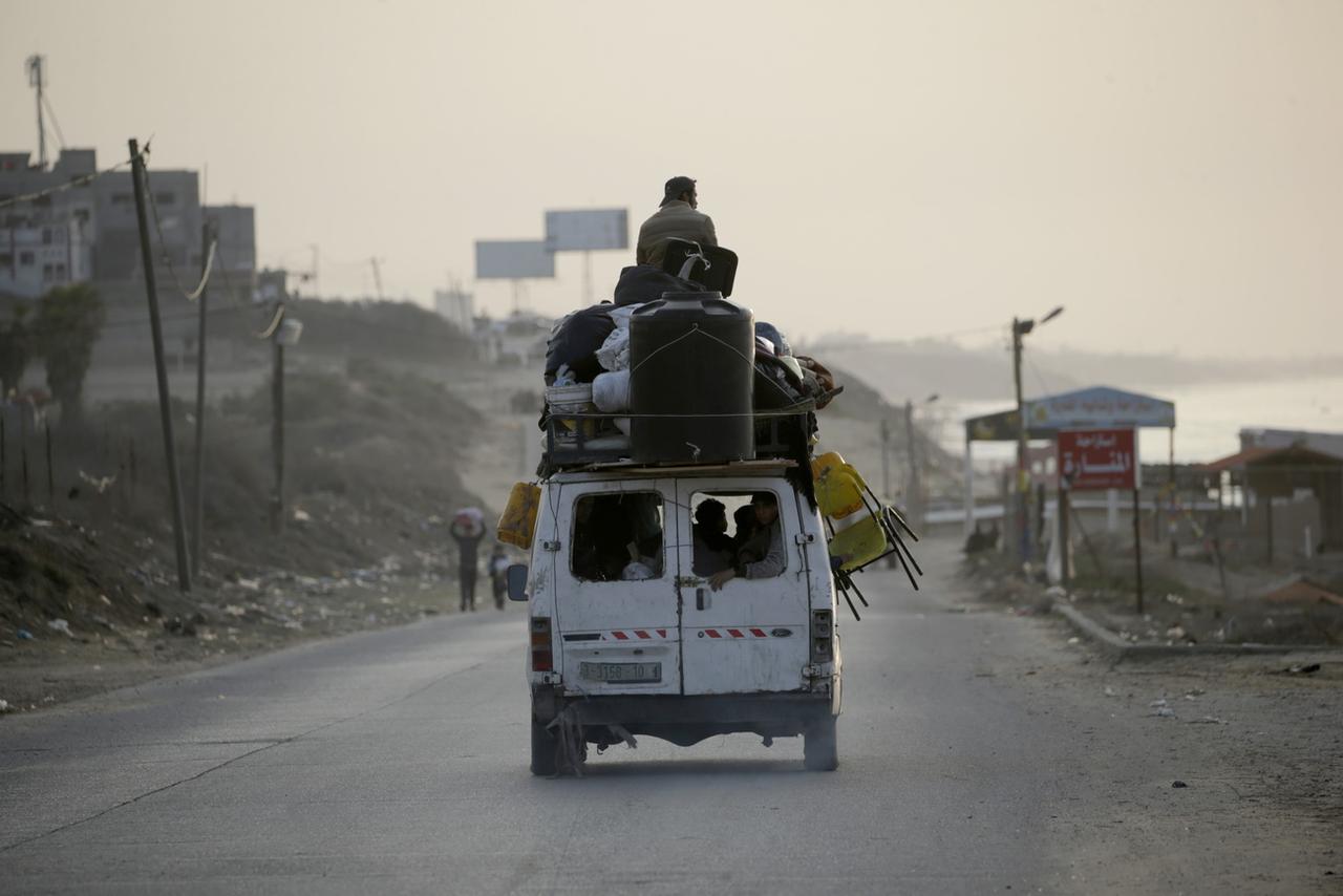 Des familles sur la route de l'exil à Gaza. [Keystone - EPA/Mohammed Saber]