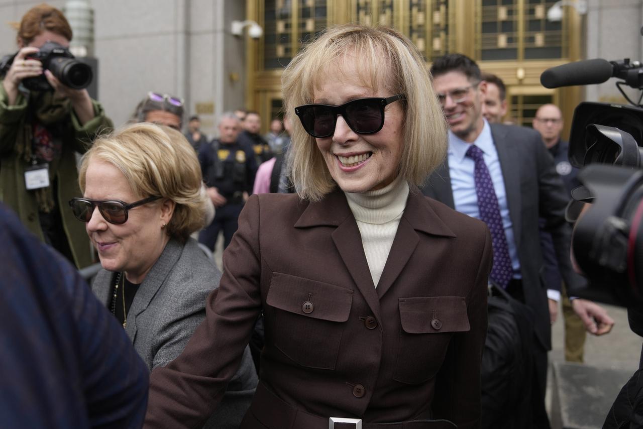 E. Jean Carroll, au centre, sort du tribunal fédéral de Manhattan, le mardi 9 mai 2023, à New York. [Keystone - Seth Wenig]