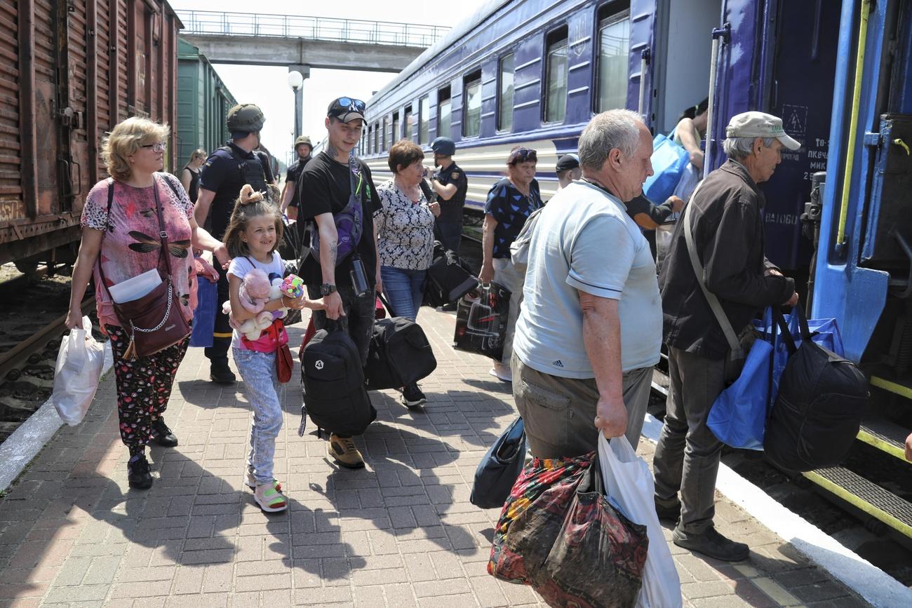 Des personnes en train d'évacuer par le train à Kherson, le 6 juin 2023. [AP/Keystone - Nina Lyashonok]