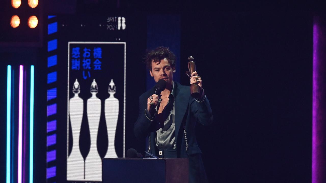 Harry Styles avec son prix pour l'album de l'année lors de la cérémonie des Brit Awards 2023 à Londres, en Grande-Bretagne, le 11 février 2023. [Keystone - Neil Hall / EPA]