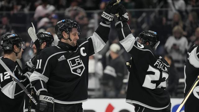 Kevin Fiala (à dr.) a marqué son 21e point de la saison. [AP Photo/Ashley Landis]