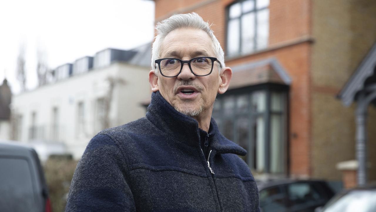 L'animateur de la BBC suspendu Gary Lineker devant son domicile à Londres. [Keystone - Lucy North / AP]