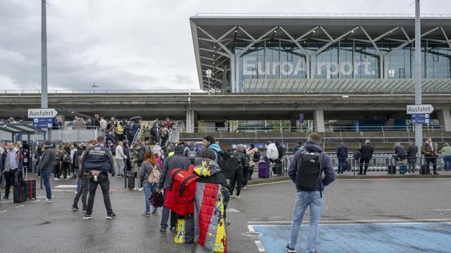 Les voyageurs au départ de l'aéroport de Bâle-Mulhouse ont dû attendre plusieurs heures que le trafic aérien reprenne après une alerte à la bombe. [keystone - Georgios Kefalas]