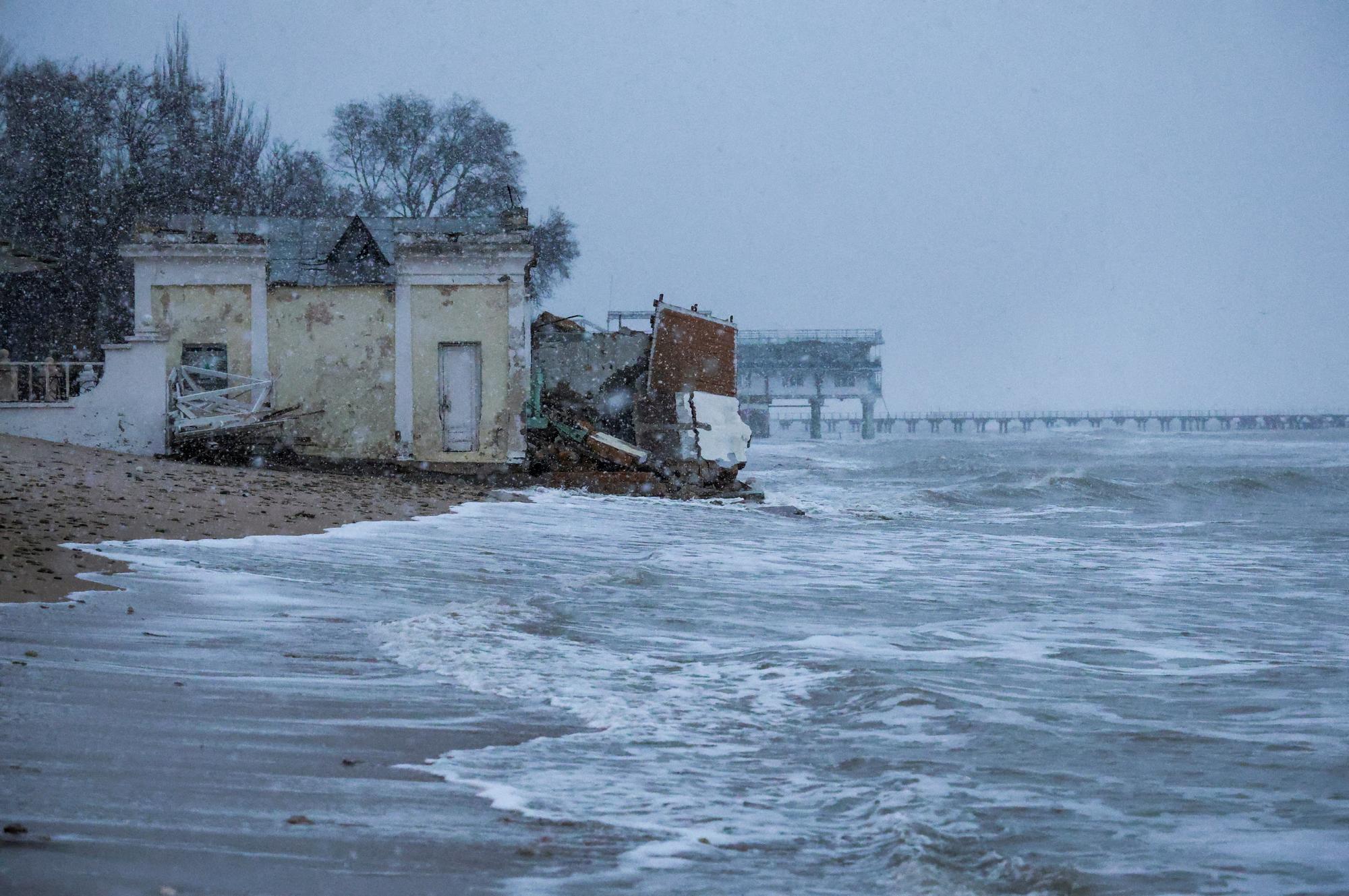 Une plage de Crimée, lors des intempéries du 27 novembre 2023. [Reuters - Alexey Pavlishak]