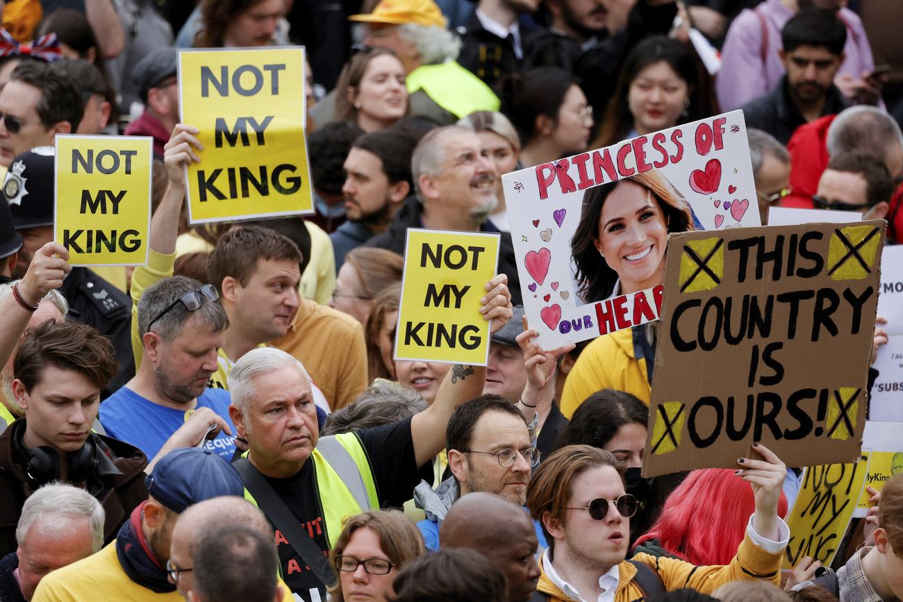 Des supporters brandissant des pancartes frappées du slogan "Not my King" (pas mon roi), le 6 mai 2023 à Londres. [KEYSTONE - PIROSCHKA VAN DE WOUW]