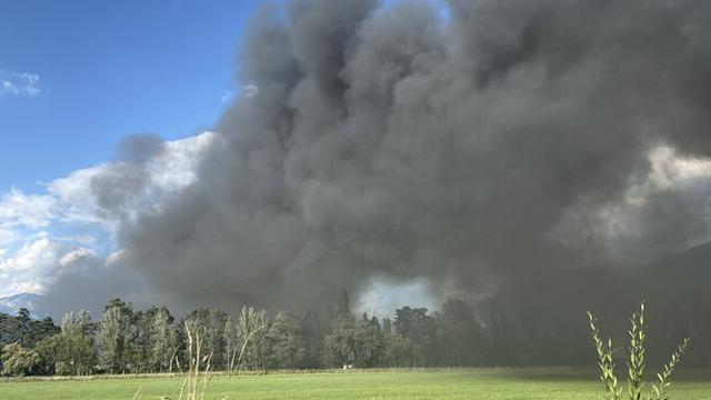 Un important incendie s'est déclaré dans la zone industrielle de Vétroz, [RTS - Camille Lanci]