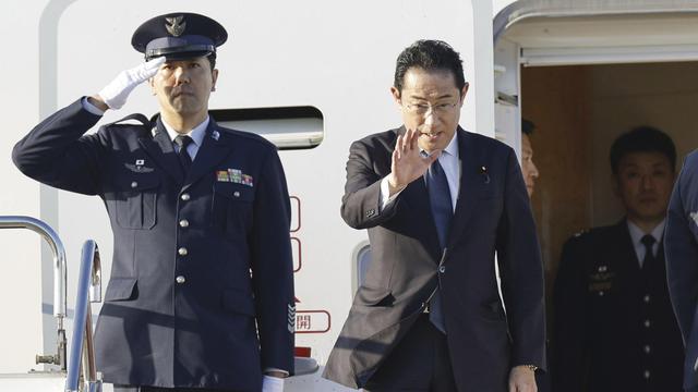 Le Premier Ministre japonais prend l'avion pour se rendre à un   sommet à Camp David. [Keystone - Masanori Kumagai/Kyodo News via AP]