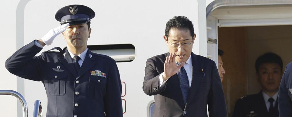 Le Premier Ministre japonais prend l'avion pour se rendre à un   sommet à Camp David. [Keystone - Masanori Kumagai/Kyodo News via AP]