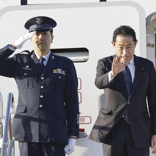 Le Premier Ministre japonais prend l'avion pour se rendre à un   sommet à Camp David. [Keystone - Masanori Kumagai/Kyodo News via AP]