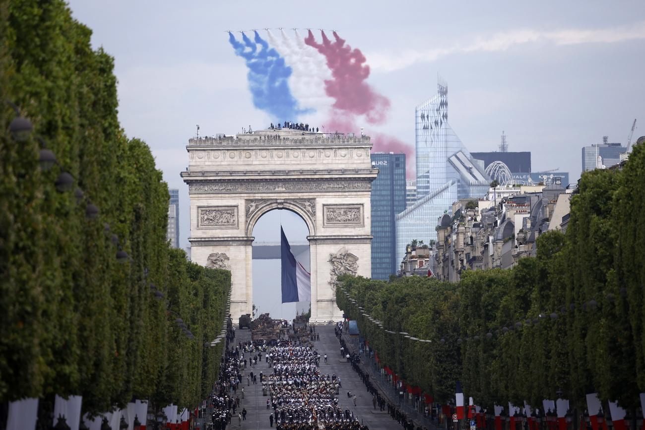 La Patrouille de France a bariolé le ciel parisien de bleu blanc rouge. [EPA/Keystone - Yoan Valat]