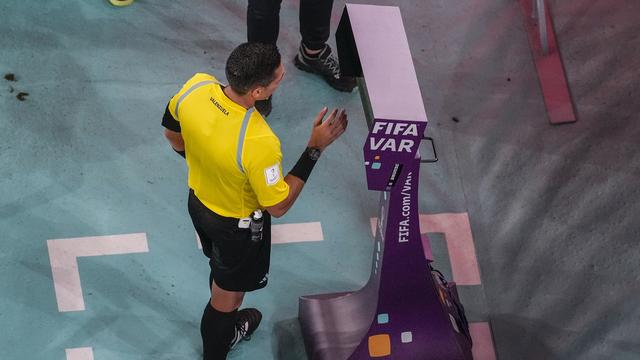 Au Mondial des clubs, les arbitres expliqueront au public les décisions prisent avec l'aide de la VAR. [AP Photo/Thanassis Stavrakis]