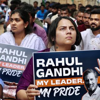 Le chef de l'opposition indienne Rahul Gandhi a été exclu du Parlement après avoir interrogé les liens entre le Premier ministre Modi et le milliardaire Adani. [Keystone/APA - Jagadeesh Nv]