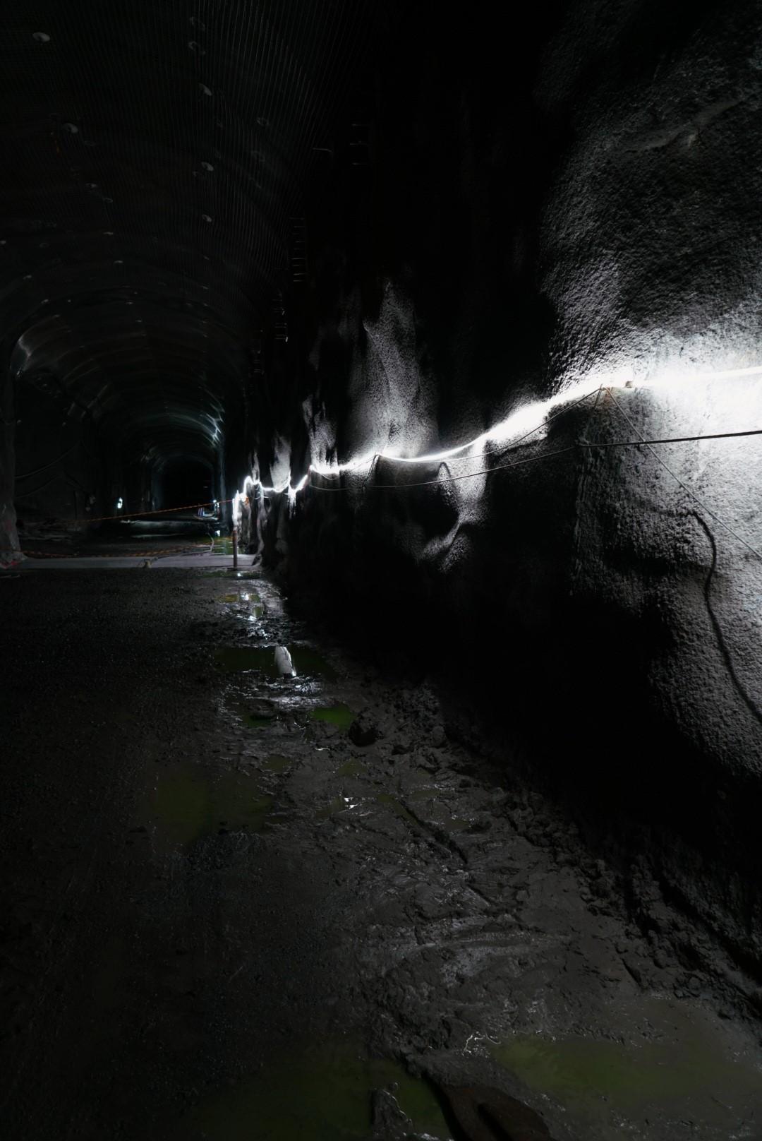 Les longues galeries souterraines du cimetière nucléaire d'Onkalo descendent à plus de 450 mètres de profondeur. Finlande, mai 2023. [RTS - Sophie Iselin]