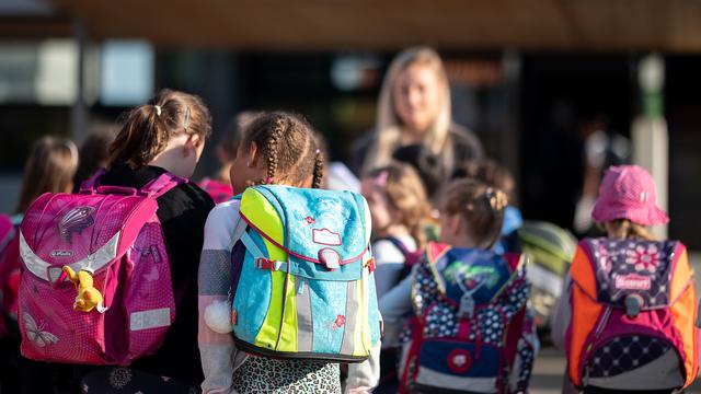 Des enfants sur le chemin de l'école. [Keystone - DPA/Sebastian Gollnow]