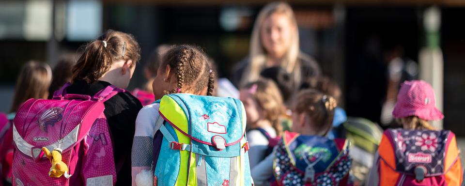 Des enfants sur le chemin de l'école. [Keystone - DPA/Sebastian Gollnow]