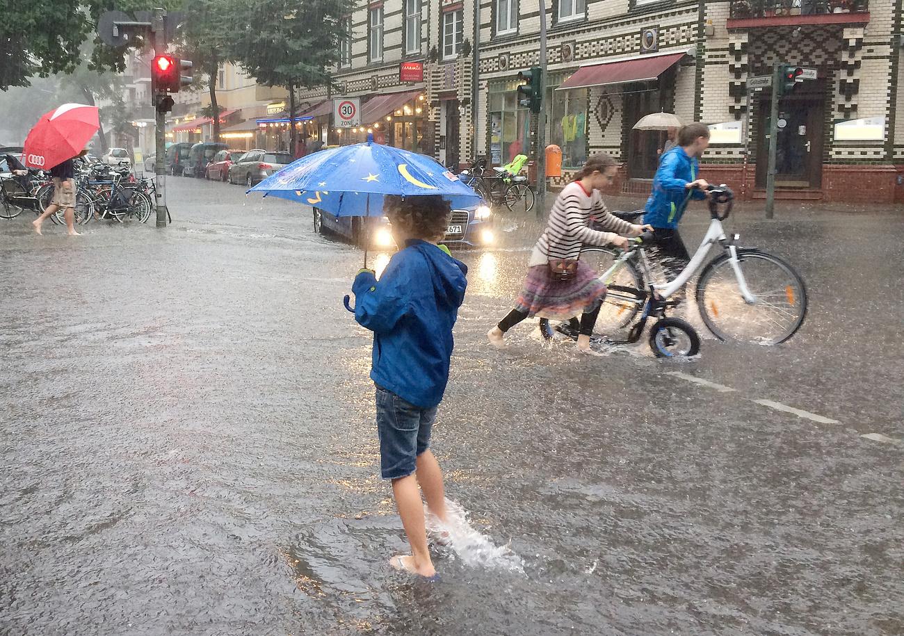 Fin juin 2017, des pluies diluviennes s'étaient abattues sur Berlin, inondant certains quartiers. [Keystone - Stephanie Pilick]