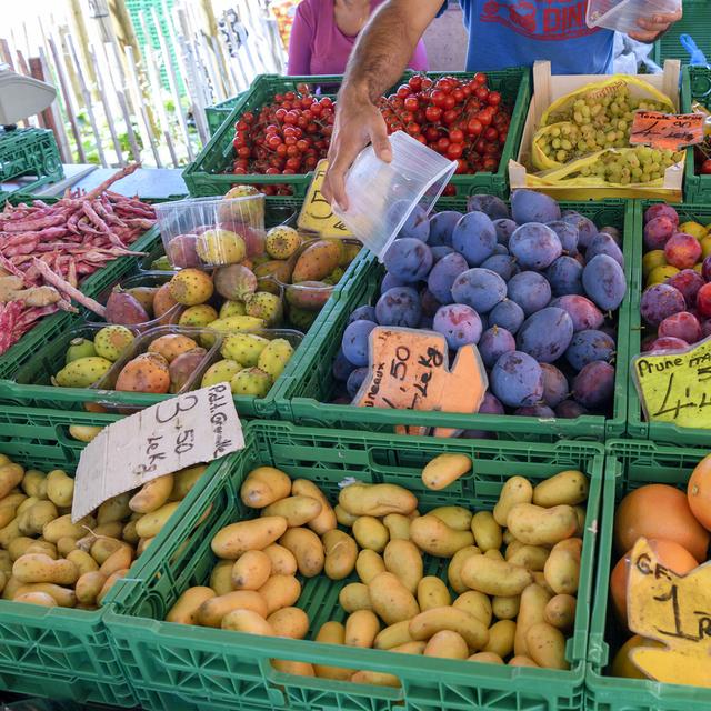 Un marchand de fruits et légumes à Genève. [Keystone - Martial Trezzini]