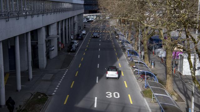 L'ATE appelle les politiques à favoriser les zones 30 km/h et les pistes cyclables. [KEYSTONE - Urs Flueeler]