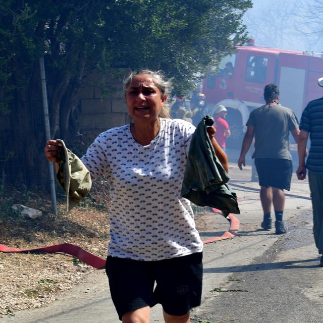 Des incendies font rage dans plusieurs régions de la Grèce, comme ici près d'Epidaure dans le Péloponèse. [epa/ Keystone - Bougiotis Evangelos]