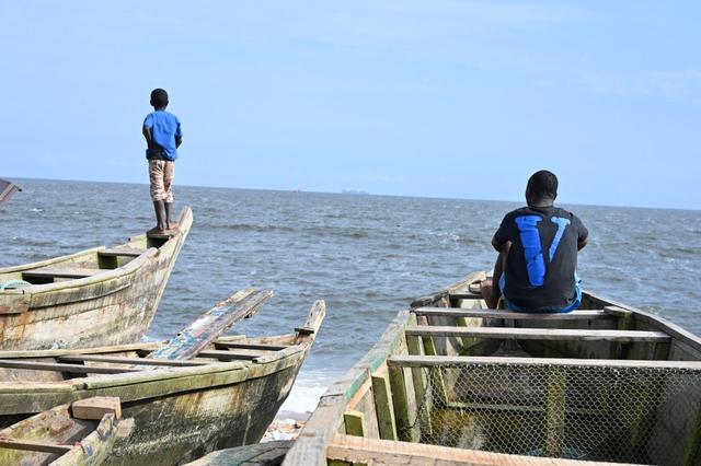 Les pêcheurs ivoiriens connaissent de grandes difficultés en raison de la hausse du niveau de l'océan. [AFP - Issouf Sanogo]