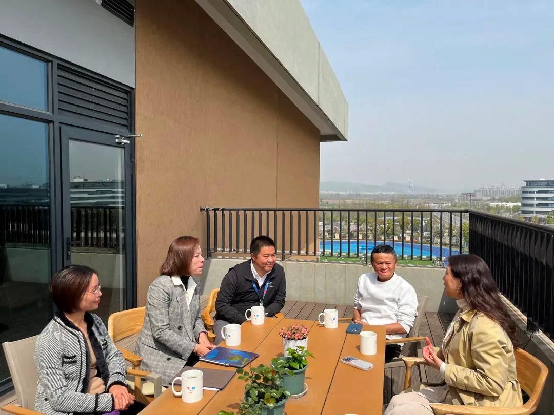 Le fondateur d'Alibaba Jack Ma (deuxième depuis la droite) lors de sa réapparition en Chine dans sa ville natale de Hangzhou en début de semaine. [Reuters - Hangzhou Yungu School]