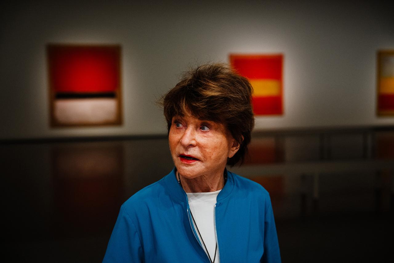 La directrice artistique de la Fondation Louis Vuitton, Suzanne Pagé, au coeur de l'exposition "Mark Rothko". [AFP - Dimitar DILKOFF]