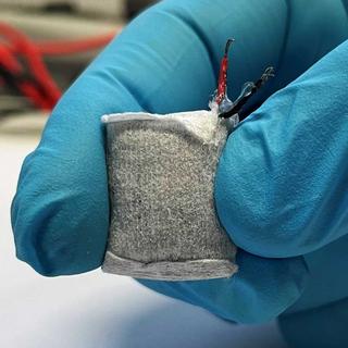 Le prototype de la pile à combustible qui utilise le sucre dans le sang pour produire de l'électricité. [©Fussenegger Lab / ETH Zurich]