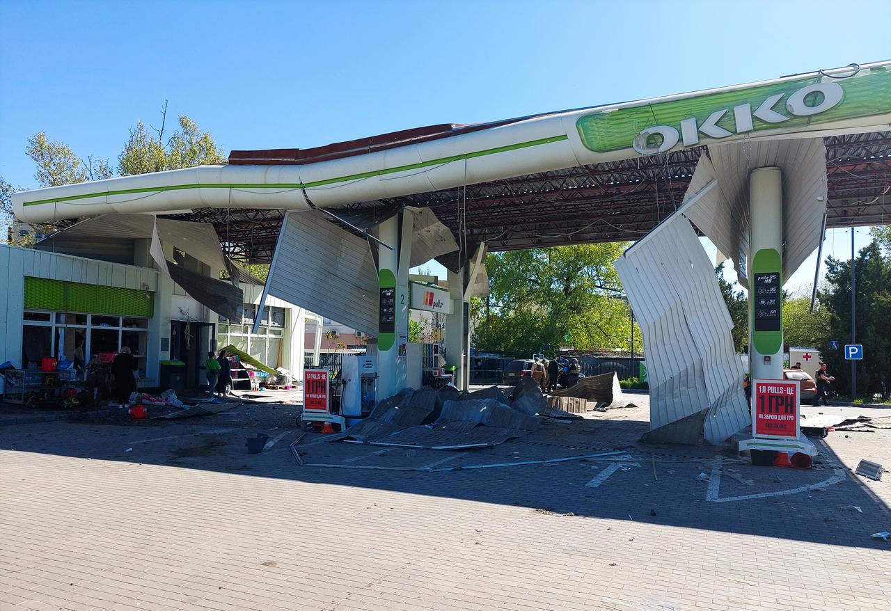 Une station-service endommagée près d'un bâtiment de la gare, à Kherson, le 3 mai 2023. [AFP - DINA PLETENCHUK]