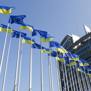 Des drapeaux de l'Ukraine et de l'Union européenne. [Keystone - Julien Warnand]