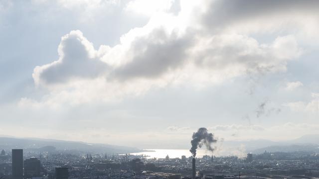 La Suisse a émis dans l'atmosphère près de 3% de gaz à effet de serre de plus en 2021 que l'année précédente. [Keystone - Christian Beutler]