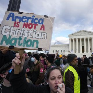Aux Etats-Unis, les attaques contre les droits abortifs sont critiqués par des groupes interreligieux qui veulent se distinguer du national-conservatisme chrétien. [Keystone/AP Photo - Alex Brandon]