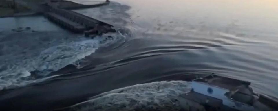 L'eau s'écoule suite à la destruction partielle du barrage de Kakhovka. [AP/Keystone - Ukrainian Presidential Office]