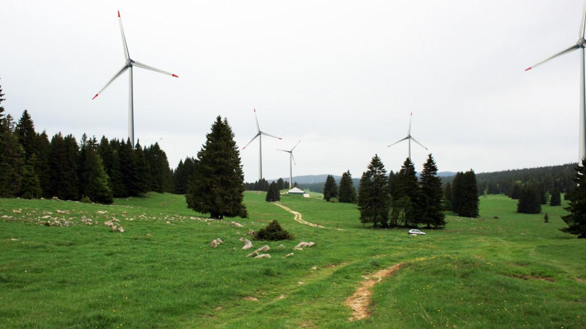 Photomontage du projet de parc éolien à la Vallée de Joux vu depuis les petits Plats. [Eoljoux]