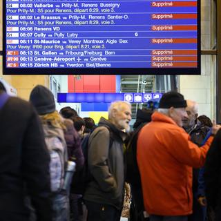 Des voyageurs en gare de Lausanne le jeudi 9.11.2023. [Keystone - Laurent Gillieron]
