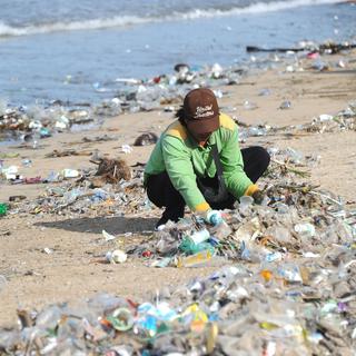 Nettoyage de déchets en plastique sur la plage de Kuta près de Denpasar sur l'île indonésienne de Bali. [AFP - Sonny Tumbelaka]