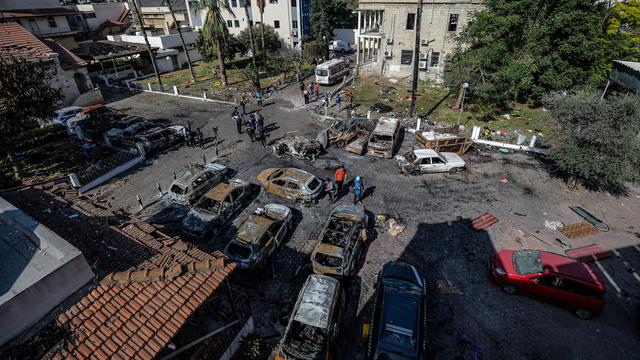 La cour située devant l'hôpital Al-Ahli Arabi, à Gaza, où une explosion a fait de nombreux morts le mardi 17 octobre 2023. [EPA/Keystone - Mohammed Saber]