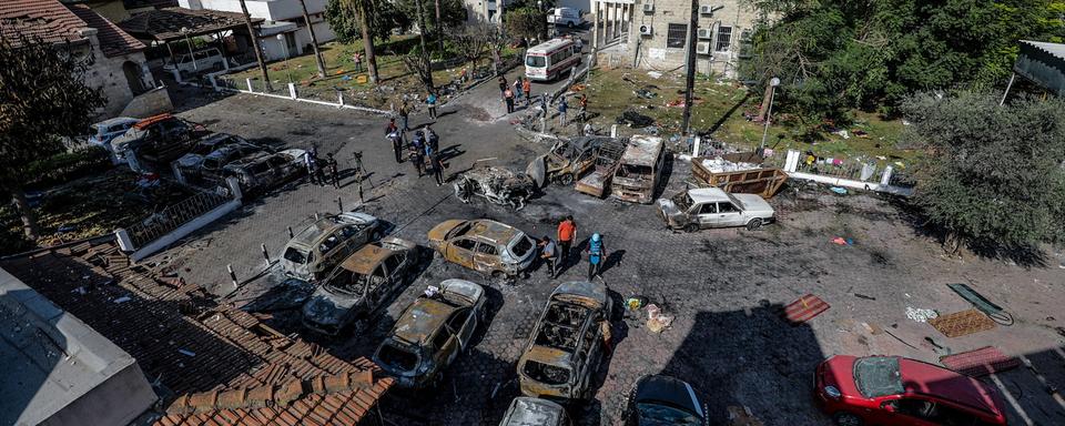 La cour située devant l'hôpital Al-Ahli Arabi, à Gaza, où une explosion a fait de nombreux morts le mardi 17 octobre 2023. [EPA/Keystone - Mohammed Saber]