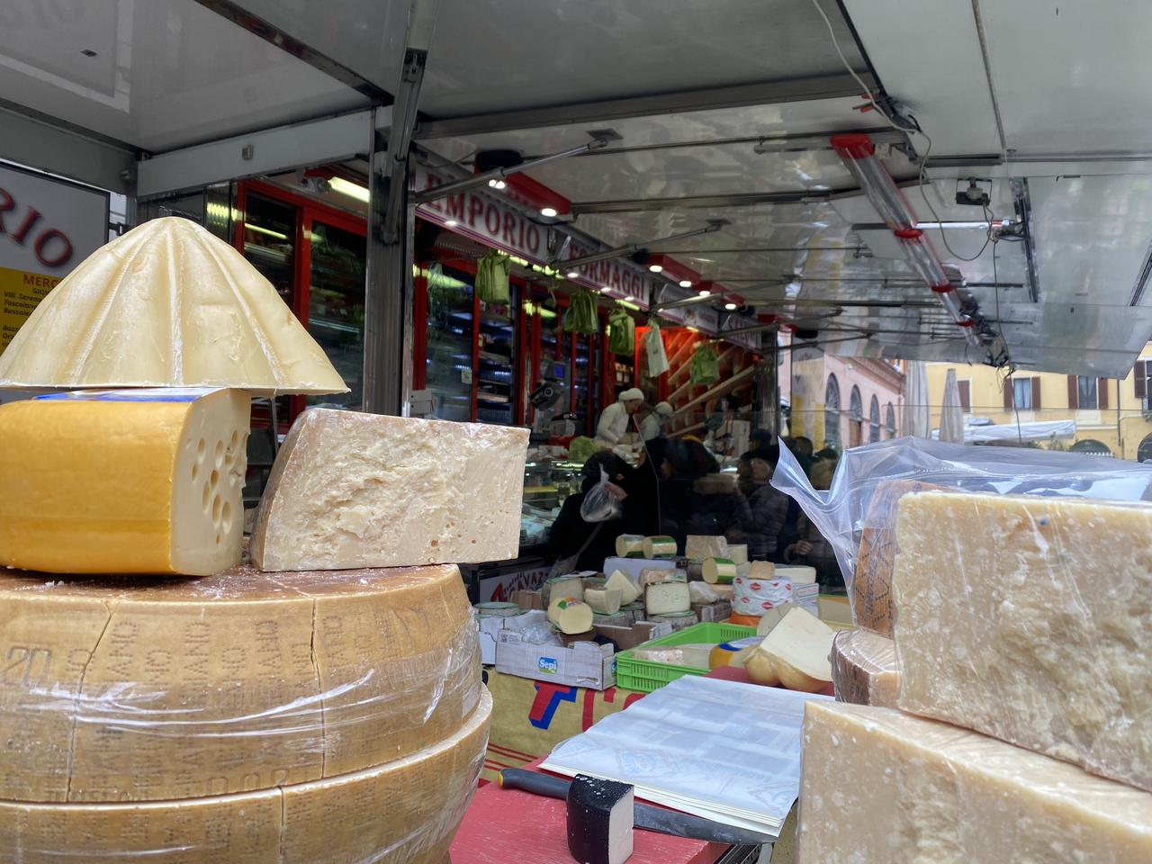 La plaine du Pô est considérée comme le garde-manger de l'Italie. En témoignent les étals débordants du marché de Crémone. [RTS - Julie Rausis]